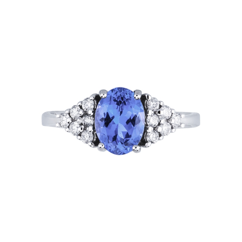 Bague en or blanc 18k avec tanzanite et 6 diamants de chaque côté disposés en triangle. Bague en or blanc 18k avec tanzanite et 6 diamants de chaque côté disposés en triangle.