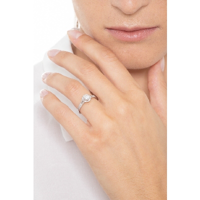 Bague solitaire avec diamant central 0.50 ct