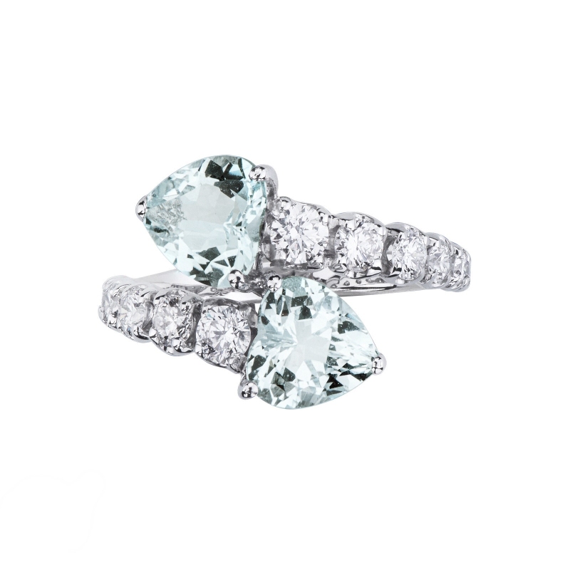 Bague contrarié en or blanc 18k avec aquamarines et diamants Bague contrarié en or blanc 18k avec aquamarines et diamants