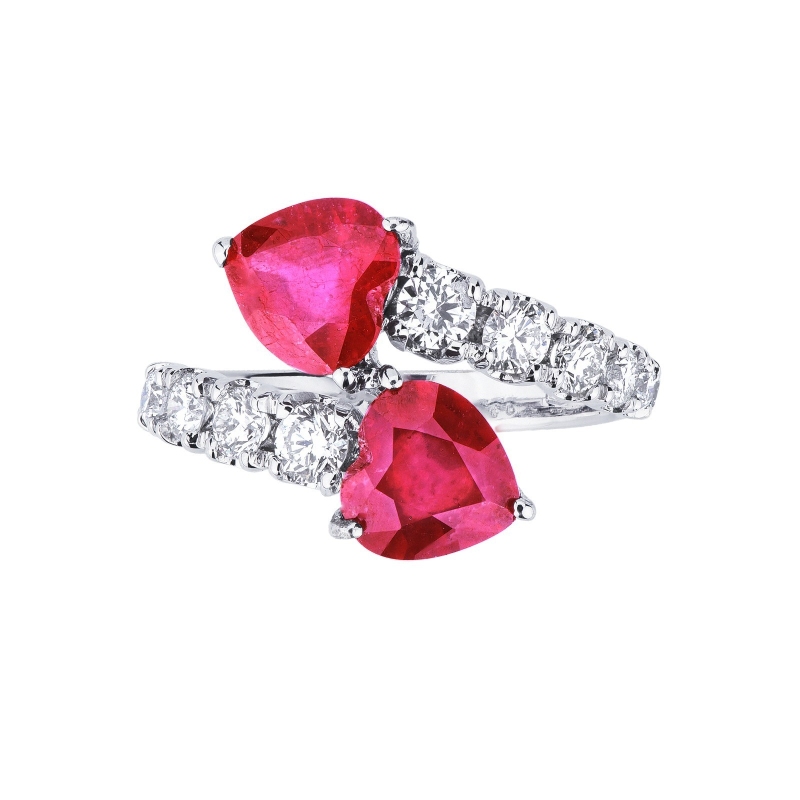 Bague Toi et Moi en or blanc 18k et 2 rubis en forme de cœur Bague Toi et Moi en or blanc 18k et 2 rubis en forme de cœur