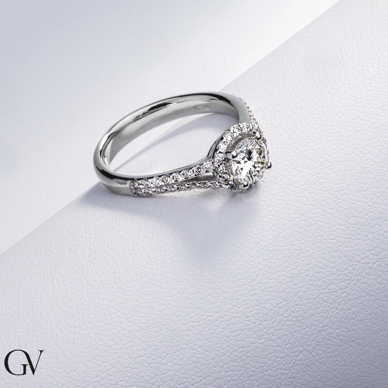 Bague solitaire avec diamant central 0.70 ct  Bague solitaire avec diamant central 0.70 ct