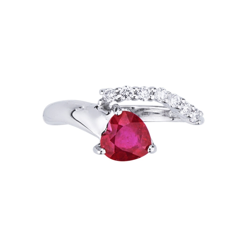 Bague en or blanc 18k avec rubis en forme de cœur et diamants Bague en or blanc 18k avec rubis en forme de cœur et diamants