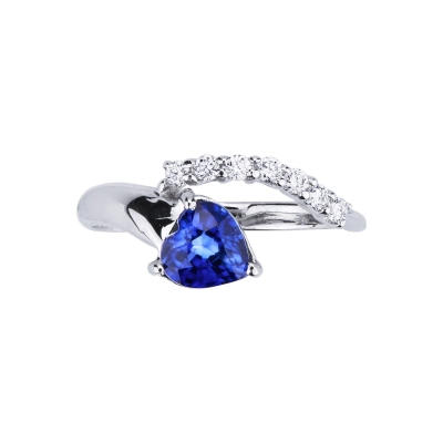 Bague design or blanc 18k avec un saphir bleu à cœur et  rangée de diamants