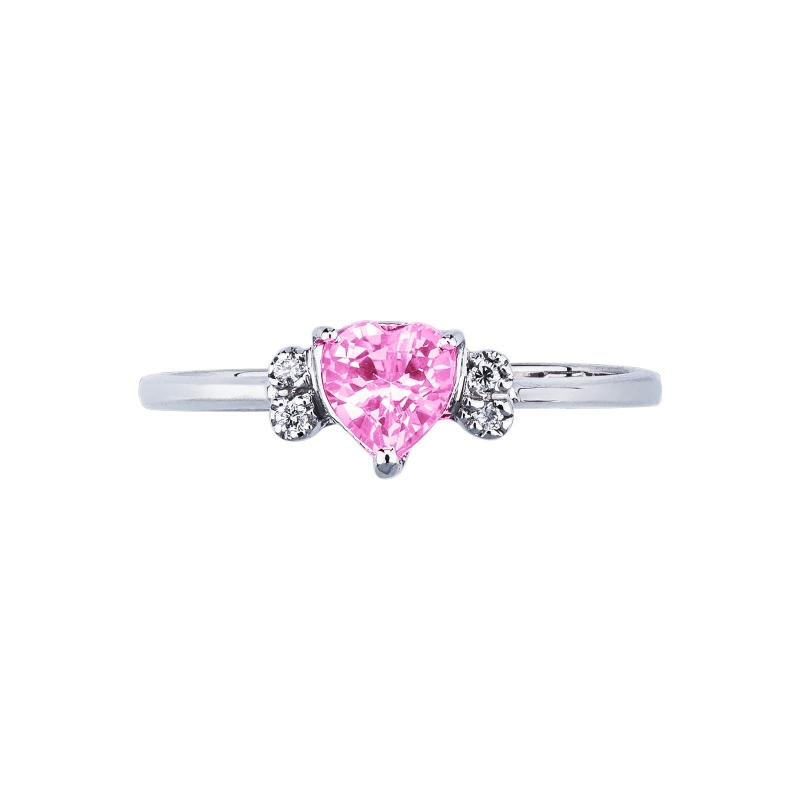 Bague en or blanc 18k avec saphir rose en forme de cœur et diamants. Bague en or blanc 18k avec saphir rose en forme de cœur et diamants.