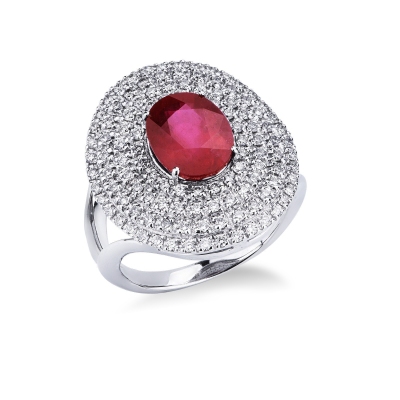 Bague halo en or blanc 18k avec rubis ovale et diamants
