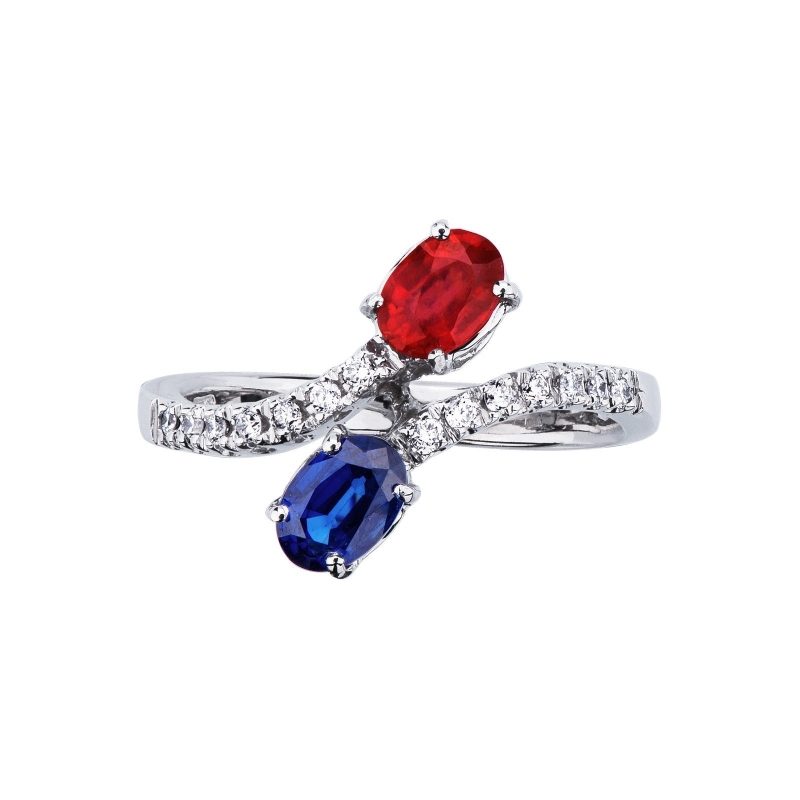 Bague contrarié en or blanc 18k avec un saphir bleu et un rubis Bague contrarié en or blanc 18k avec un saphir bleu et un rubis