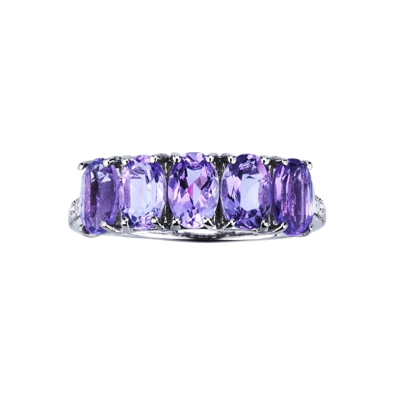 Bague en or blanc 18 carats avec 5 améthystes ovales et diamants  Bague en or blanc 18 carats avec 5 améthystes ovales et diamants