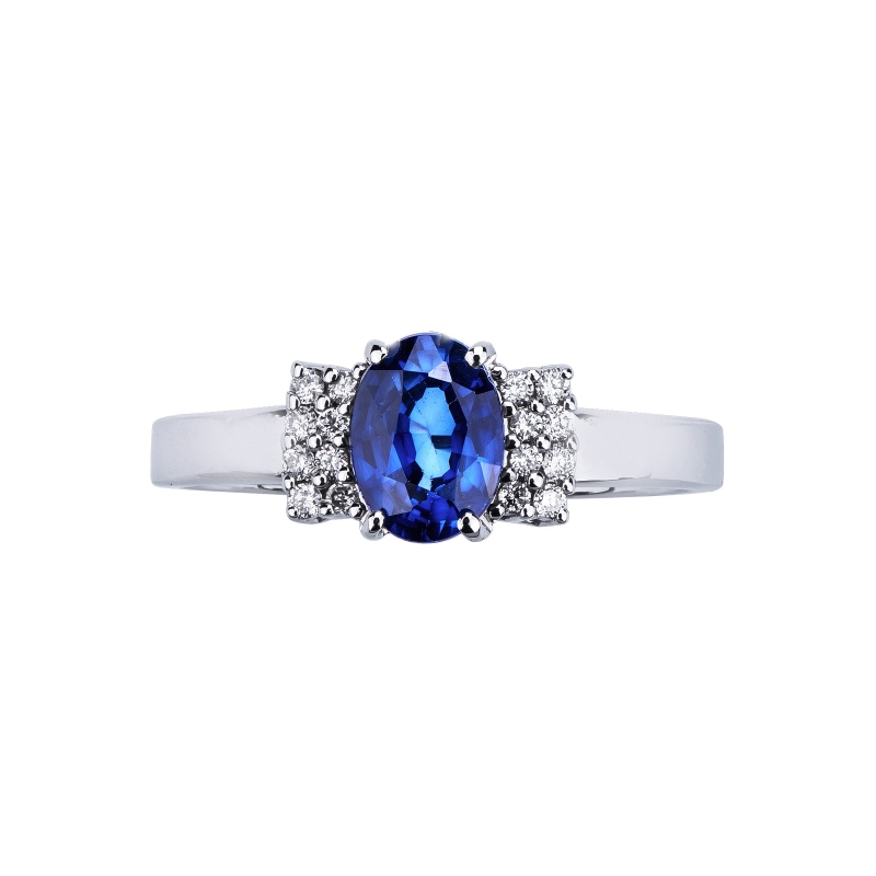 Bague en or blanc 18k avec un saphir bleu taille ovale Bague en or blanc 18k avec un saphir bleu taille ovale