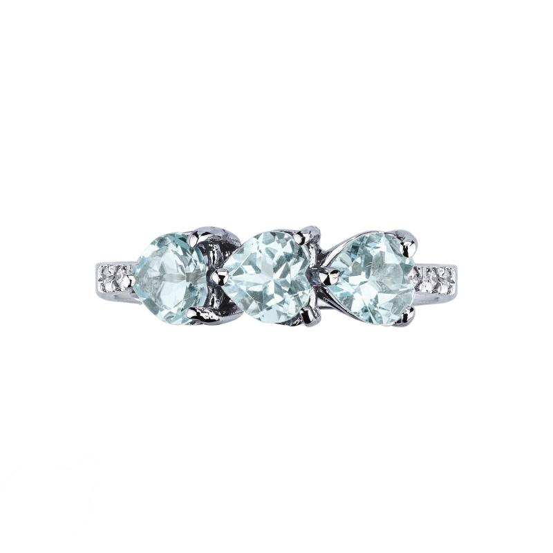 Bague en or blanc 18ct  avec 3 aigue-marines en forme de cœur et diamants Bague en or blanc 18ct  avec 3 aigue-marines en forme de cœur et diamants