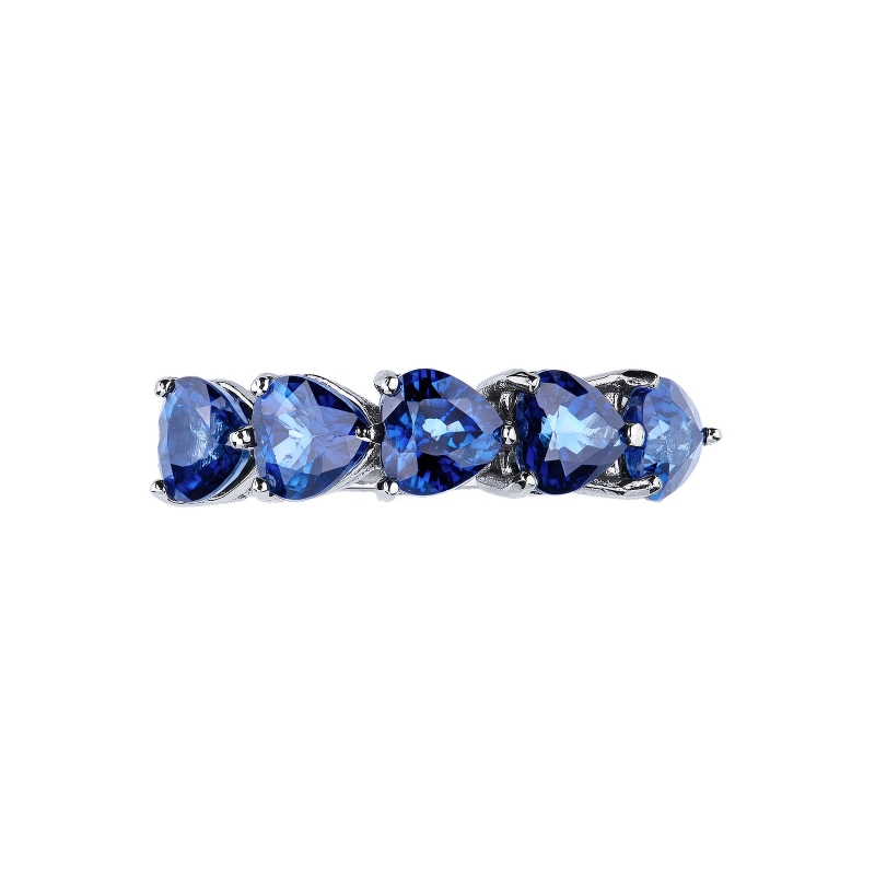 Bague en or blanc 18 carats avec 5 saphirs à cœur  Bague en or blanc 18 carats avec 5 saphirs à cœur