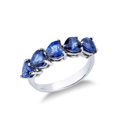 Bague en or blanc 18 carats avec 5 saphirs à cœur