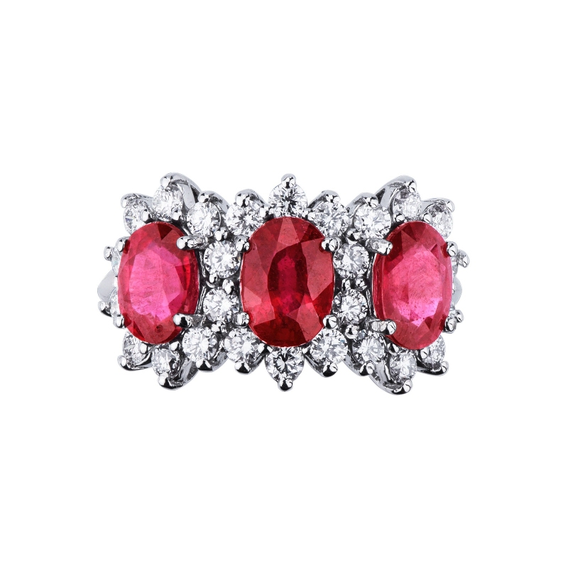 Bague en or blanc 18K avec trois rubis ovales et diamants Bague en or blanc 18K avec trois rubis ovales et diamants