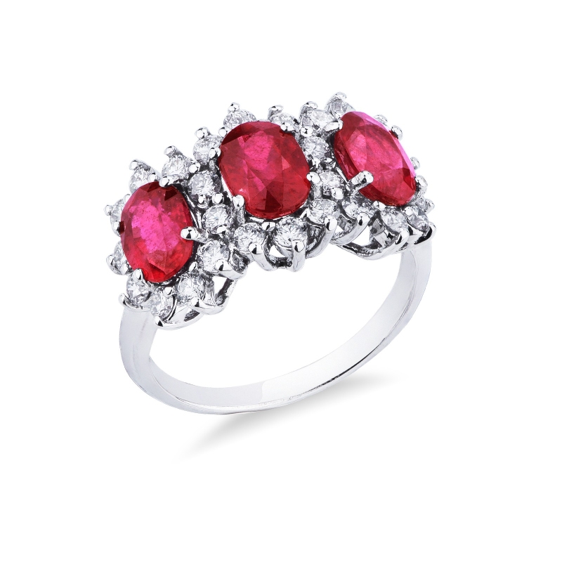 Bague en or blanc 18K avec trois rubis ovales et diamants Bague en or blanc 18K avec trois rubis ovales et diamants