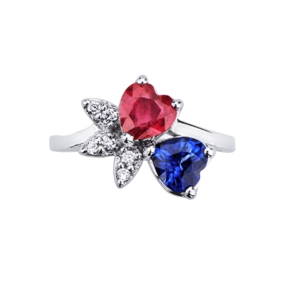 Bague en or blanc 18k avec rubis et saphir bleu cœur et diamants