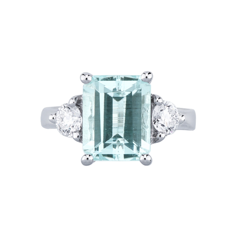 Bague en or blanc 18k avec aigue-marine rectangulaire et diamants Bague en or blanc 18k avec aigue-marine rectangulaire et diamants