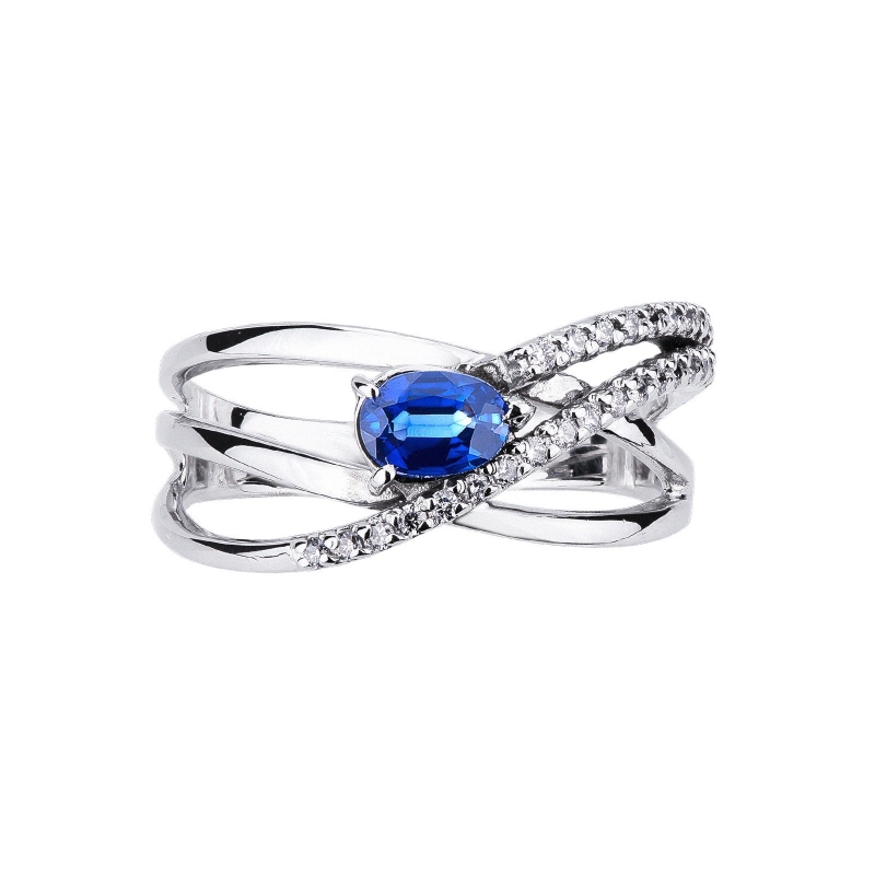 Bague en or blanc 18k sertie de diamants et d’un saphir bleu  Bague en or blanc 18k sertie de diamants et d’un saphir bleu