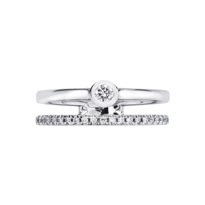 Bague en or blanc 18k avec deux anneaux sertis de diamants