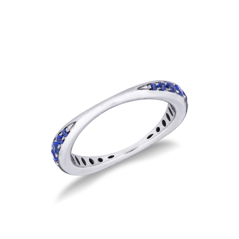 Bague en or blanc 18k avec des saphirs bleus Bague en or blanc 18k avec des saphirs bleus