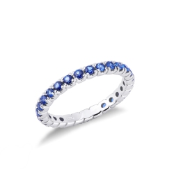 Bague d'éternité en or blanc 18k sertie de saphirs bleu