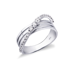 Bague entrelacée en or blanc 18k avec ondulation et diamants