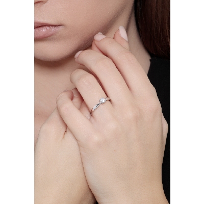 Solitaire 4 griffes en or blanc 18k avec diamant 0.40 ct