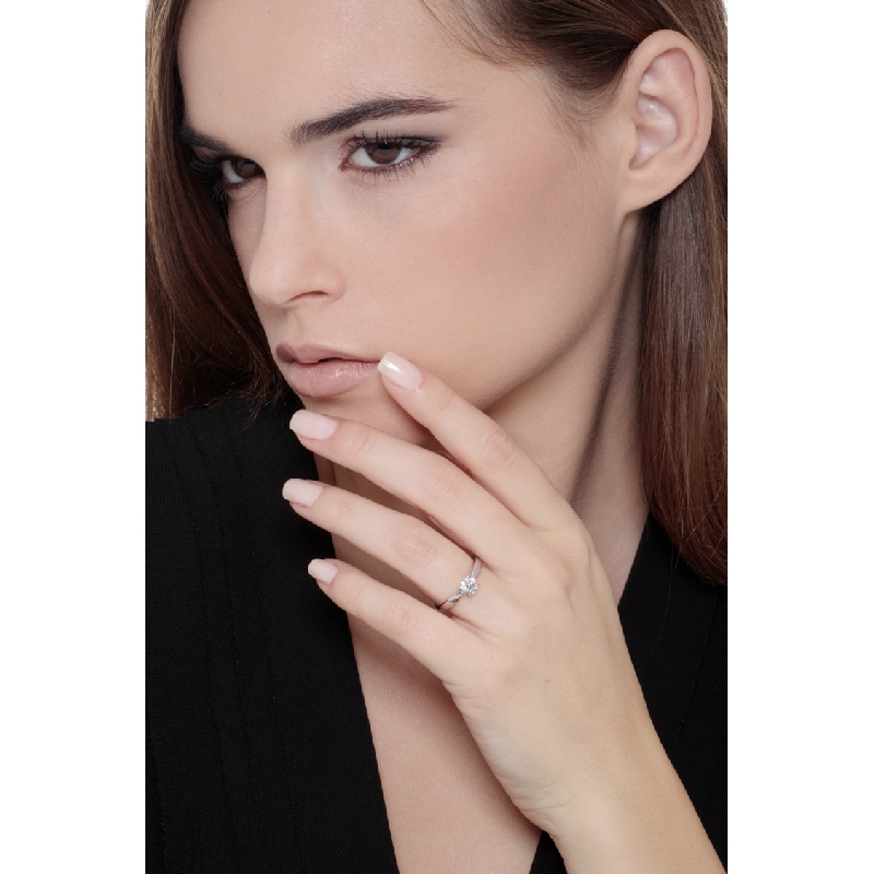 Solitaire bague en or blanc 18k avec diamant 0.70 ct Solitaire bague en or blanc 18k avec diamant 0.70 ct