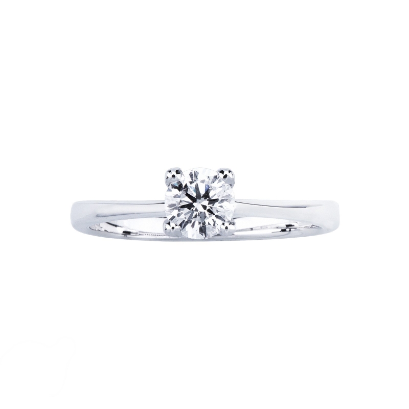 Bague solitaire en or blanc 18k à quatre griffes ct. 0,40  Bague solitaire en or blanc 18k à quatre griffes ct. 0,40