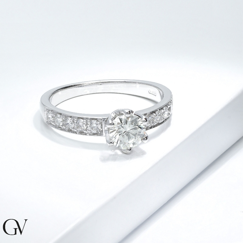 Bague solitaire en or blanc 18 carats et diamant central de 0,70 ct Bague solitaire en or blanc 18 carats et diamant central de 0,70 ct