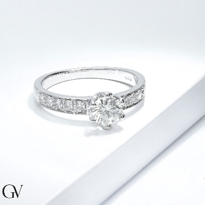 Bague solitaire en or blanc 18 carats et diamant central de 0,70 ct