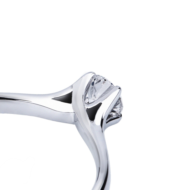 Bague solitaire 4 griffes en or blanc 18k avec diamant 0,30 ct