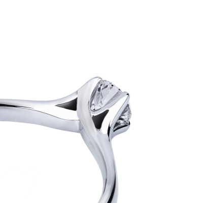 Bague solitaire 4 griffes en or blanc 18k avec diamant 0,30 ct