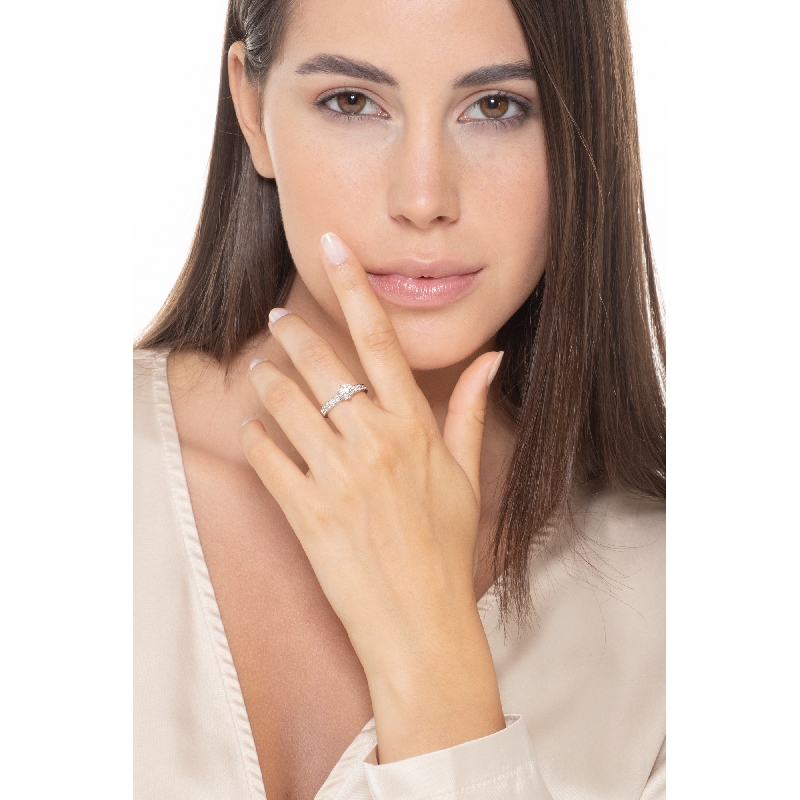 Bague solitaire en or blanc 18 carats et diamant central de 0,70 ct Bague solitaire en or blanc 18 carats et diamant central de 0,70 ct