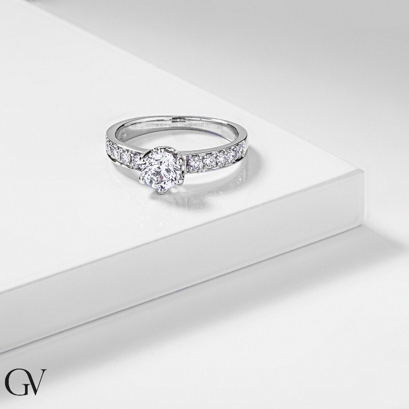 Solitaire en or blanc 18 ct avec diamant central de 0,80 ct Solitaire en or blanc 18 ct avec diamant central de 0,80 ct