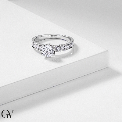 Solitaire en or blanc 18 ct avec diamant central de 0,80 ct