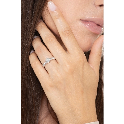 Solitaire en or blanc 18 ct avec diamant central de 0,80 ct