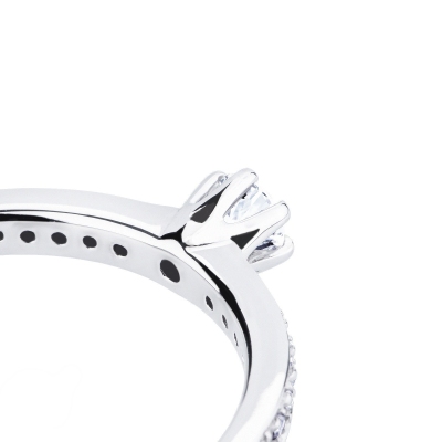 Bague solitaire en or blanc 18 carats avec diamants sur la monture