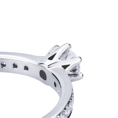 Bague solitaire en or blanc 18ct avec diamant central 0,40 ct