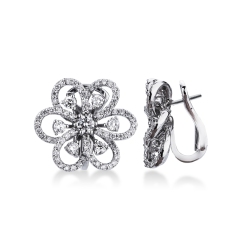 Boucles d’oreilles en forme de fleur en or blanc 18k