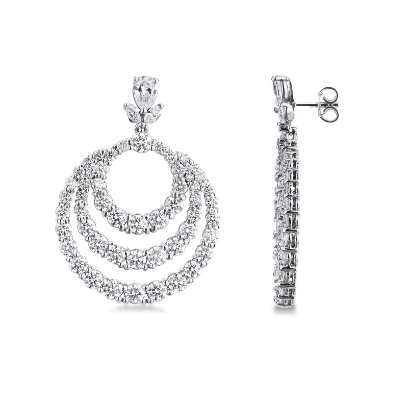 Boucles d’oreilles en or blanc 18 carats et diamants  Boucles d’oreilles en or blanc 18 carats et diamants