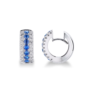 Boucles d'oreilles créoles en or blanc 18k avec une rangée centrale de saphirs bleus