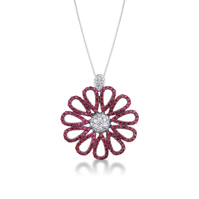Collier en or blanc 18 carats orne d’une fleur de rubis et diamants