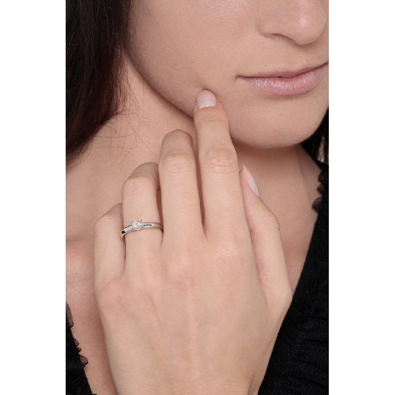 Solitaire diamant 0.25 ct or blanc 18k à 4 griffes  Solitaire diamant 0.25 ct or blanc 18k à 4 griffes