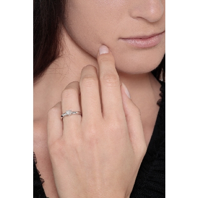 Solitaire diamant 0.25 ct or blanc 18k à 4 griffes 