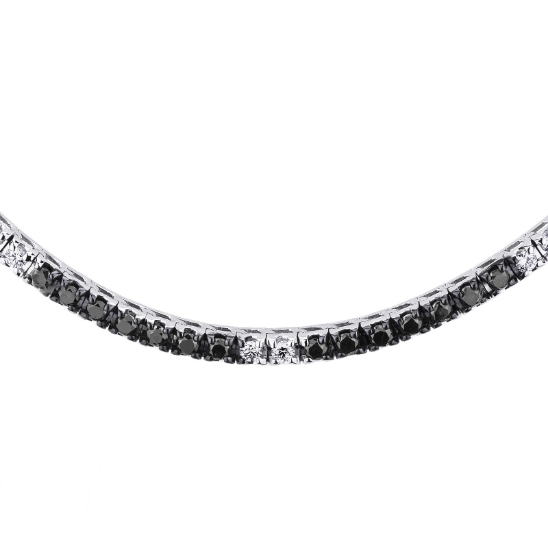 Collier tennis en or blanc 18 carats avec diamants blancs, noirs et pointes brunies Collier tennis en or blanc 18 carats avec diamants blancs, noirs et pointes brunies