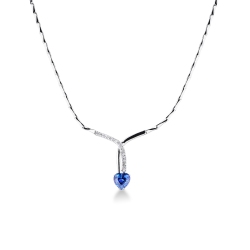 Collier en or blanc 18 carats avec un saphir bleu à cœur