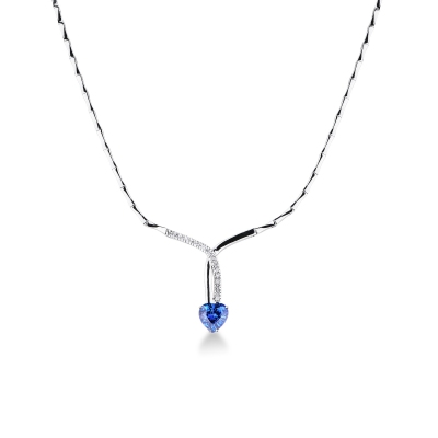 Collier en or blanc 18 carats avec un saphir bleu à cœur