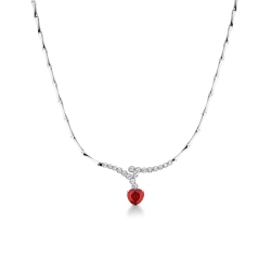 Collier en or blanc 18 carats avec un rubis à cœur