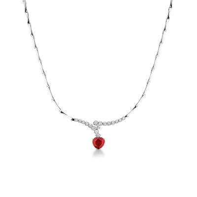 Collier en or blanc 18 carats avec un rubis à cœur 