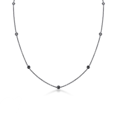 Collier en or bruni 18k sublimé par 9 diamants noirs
