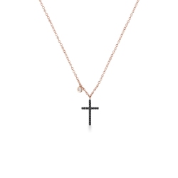 Collier en or rose 18k avec croix orné de diamants noirs et d'un diamant